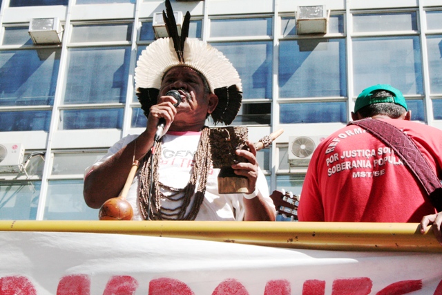 Cacique Nailton subiu ao carro de som para solidarizar a luta indígena à luta dos sem-terra